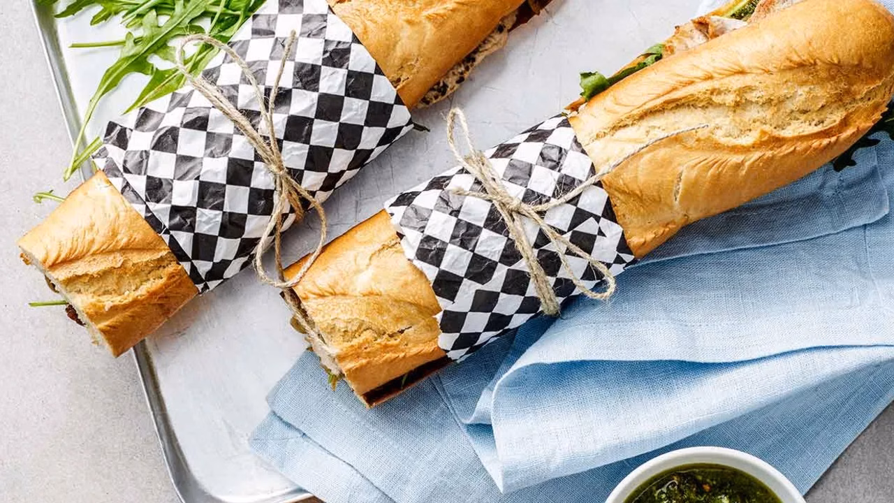 Megakanapka z marynowanym schabem i pesto z rukoli