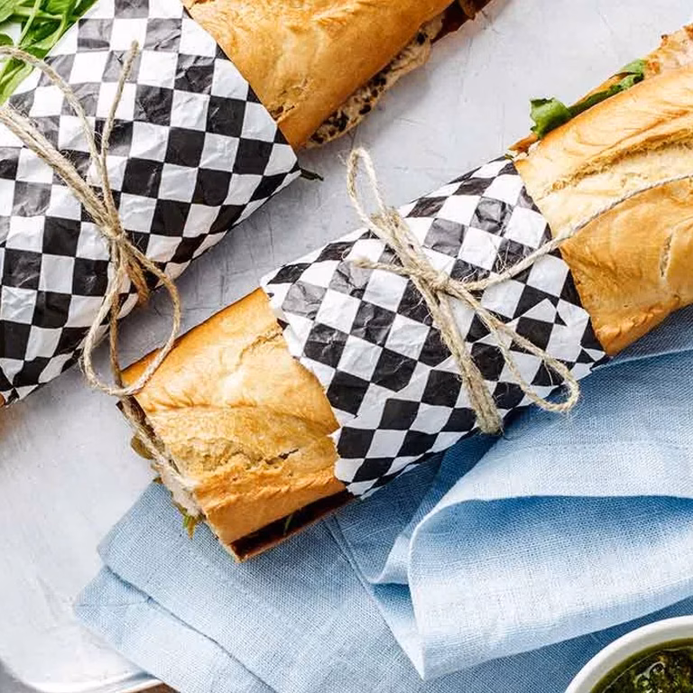 Megakanapka z marynowanym schabem i pesto z rukoli