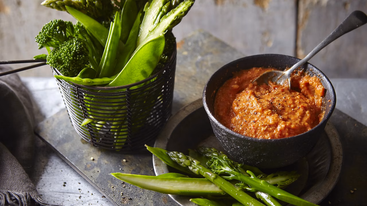 Zielone warzywa z dipem romesco