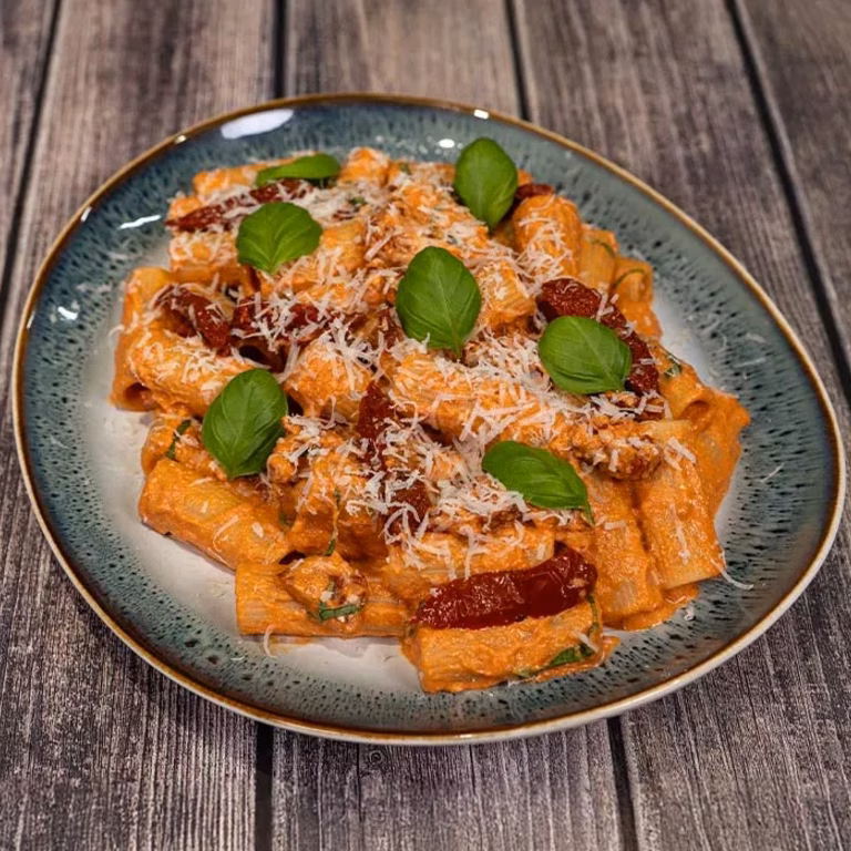 Rigatoni w kremowym sosie pomidorowym