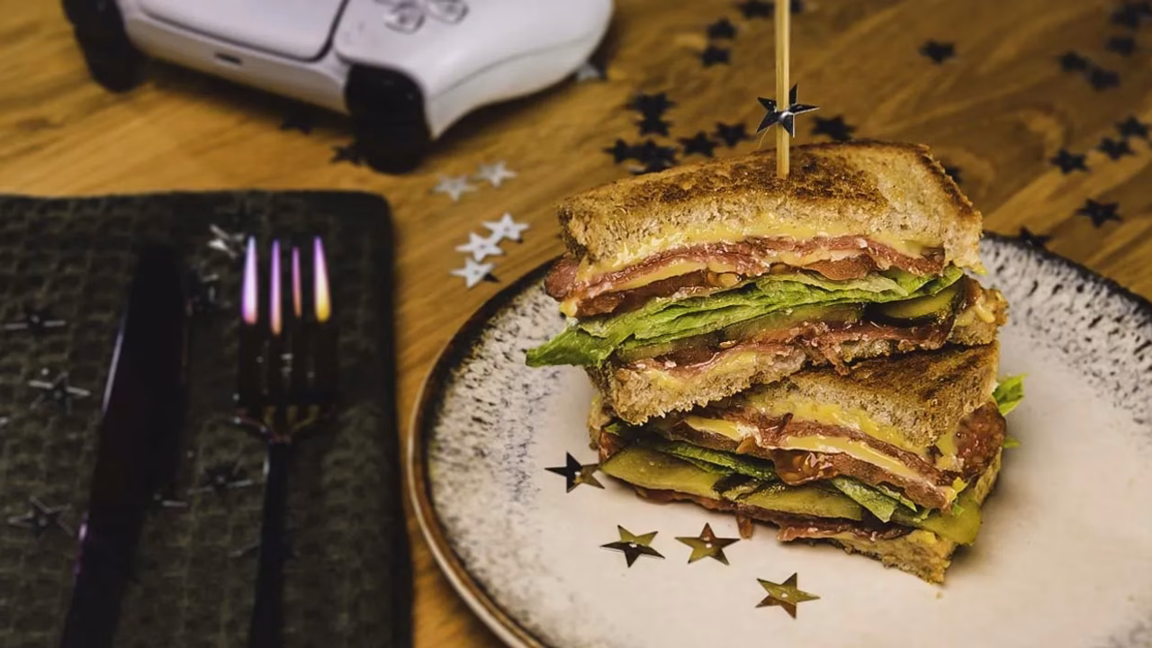 Grillowana klasyczna kanapka tostowa z salami, serem i sałatą lodową