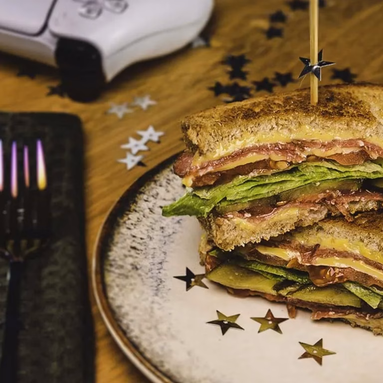Grillowana klasyczna kanapka tostowa z salami, serem i sałatą lodową