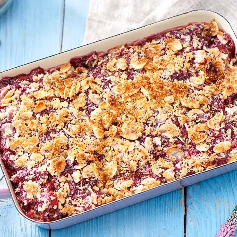 Crumble bars z rabarbarem i wiśniami
