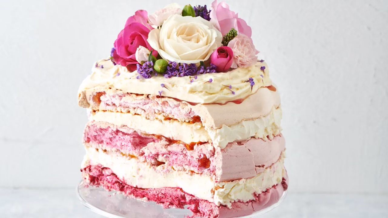 Tort bezowy ze śliwkami i malinami