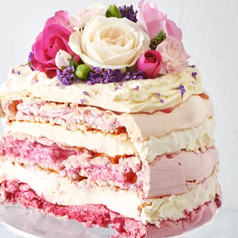 Tort bezowy ze śliwkami i malinami