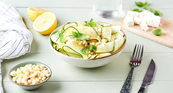 Crumble de feta et salade de tagliatelles de courgettes