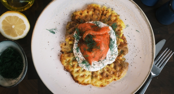 Kartoffel-Waffeln mit Schnittlauch-Knoblauch-Dip und Lachs