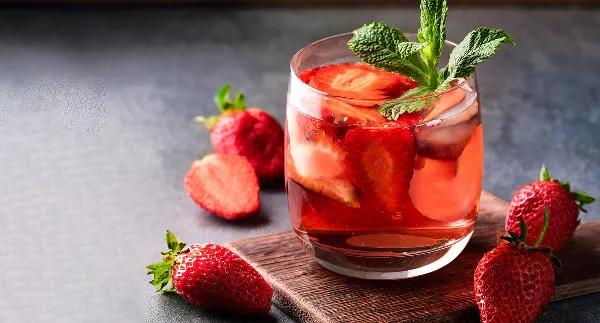 Hugo-Bowle mit Erdbeeren und Minze Hugo-Bowle mit Erdbeeren und Minze