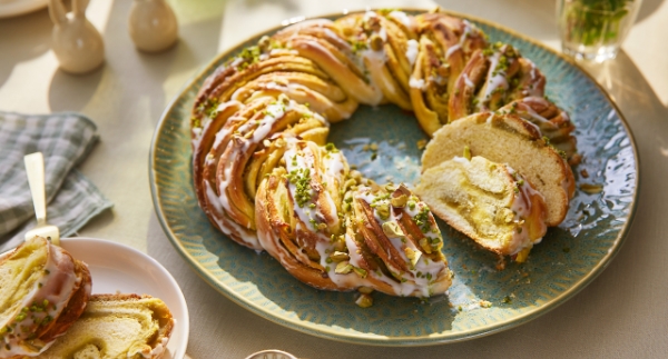 Hefezopf mit Pistazien Hefezopf mit Pistazien