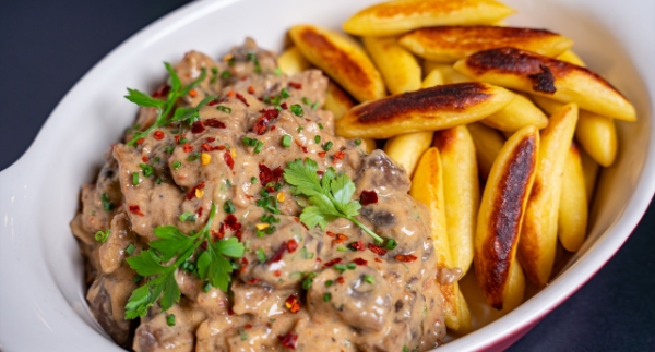 Geschnetzeltes mit Pilzrahmsauce und Schupfnudeln