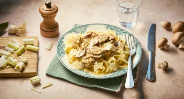Tagliatelles crémeuses aux champignons et aux poireaux
